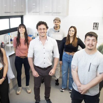 Frente a este desafío global, el Laboratorio de Aplicaciones Biotecnológicas y Microbiología de la Universidad Nacional de Hurlingham investiga nuevas alternativas terapéuticas.