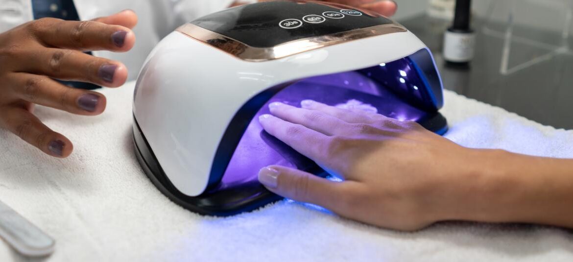 Estudian efectos de las lámparas de secado de esmalte de uñas sobre las moléculas de la piel