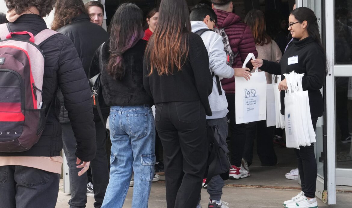 El Campus Miguelete de la Universidad de San Martín recibió a miles de estudiantes y graduados/as, y a casi 60 organizaciones en la cuarta edición de la feria organizada por el Servicio de Empleo y Pasantías (SEPAS) de la Secretaría de Extensión y Vinculación (SEyV).