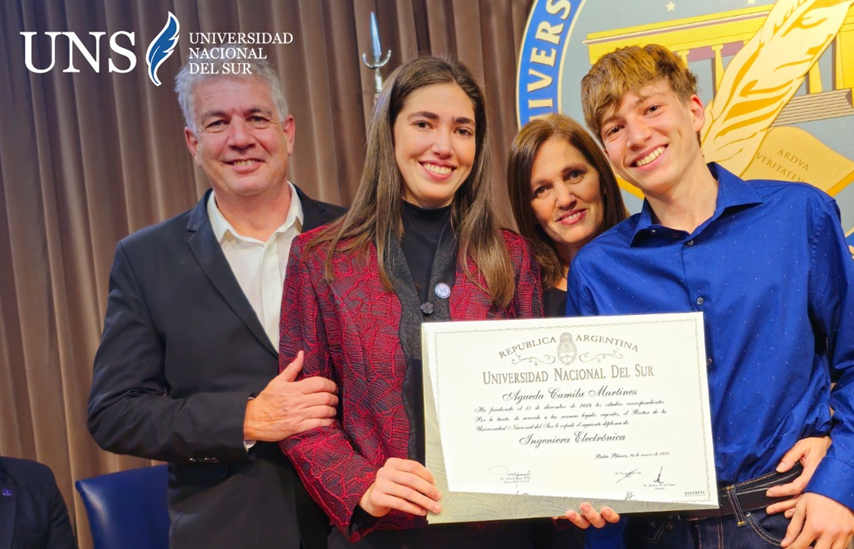 Camila Martínez tuvo el mejor promedio de la colación del viernes 30 de mayo, con 9.60, entre 109 graduados y graduadas. Tiene 21 años y se recibió de Ingeniera Electrónica en la Universidad Nacional del Sur. 