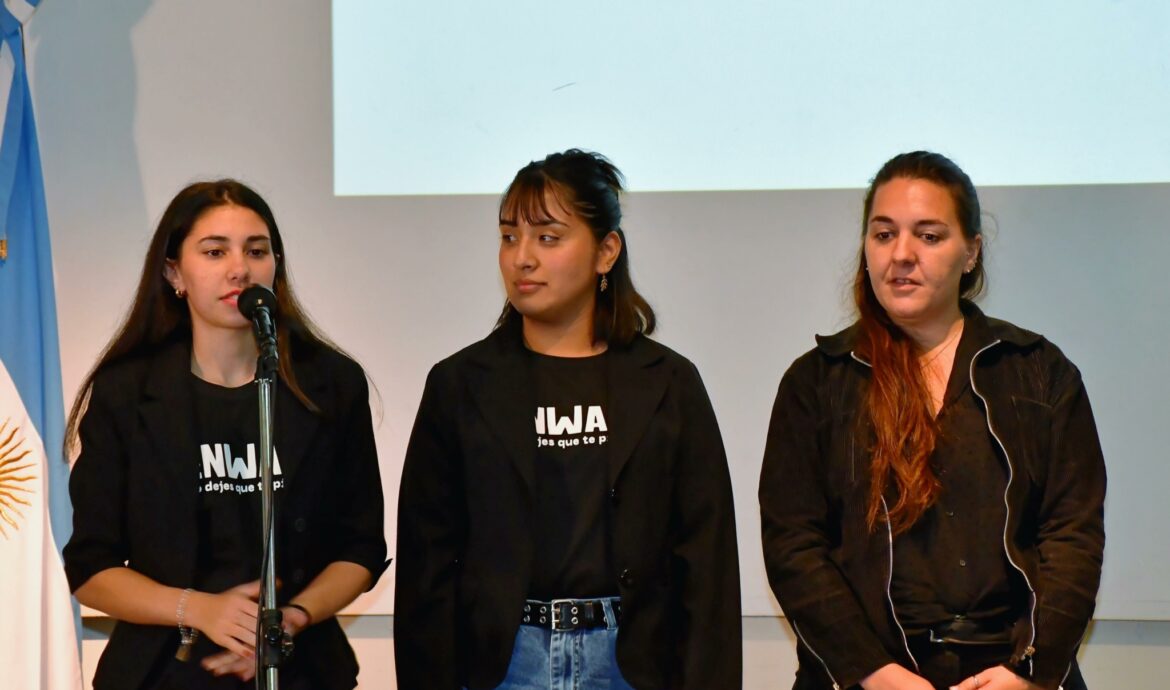Reconocimiento para estudiantes de la UNLZ por su aporte a la divulgación de las ciencias naturales