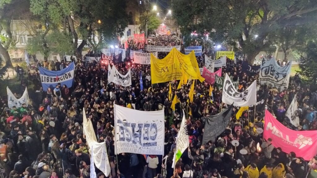 Masiva "Marcha de Antorchas" en defensa de las universidades públicas