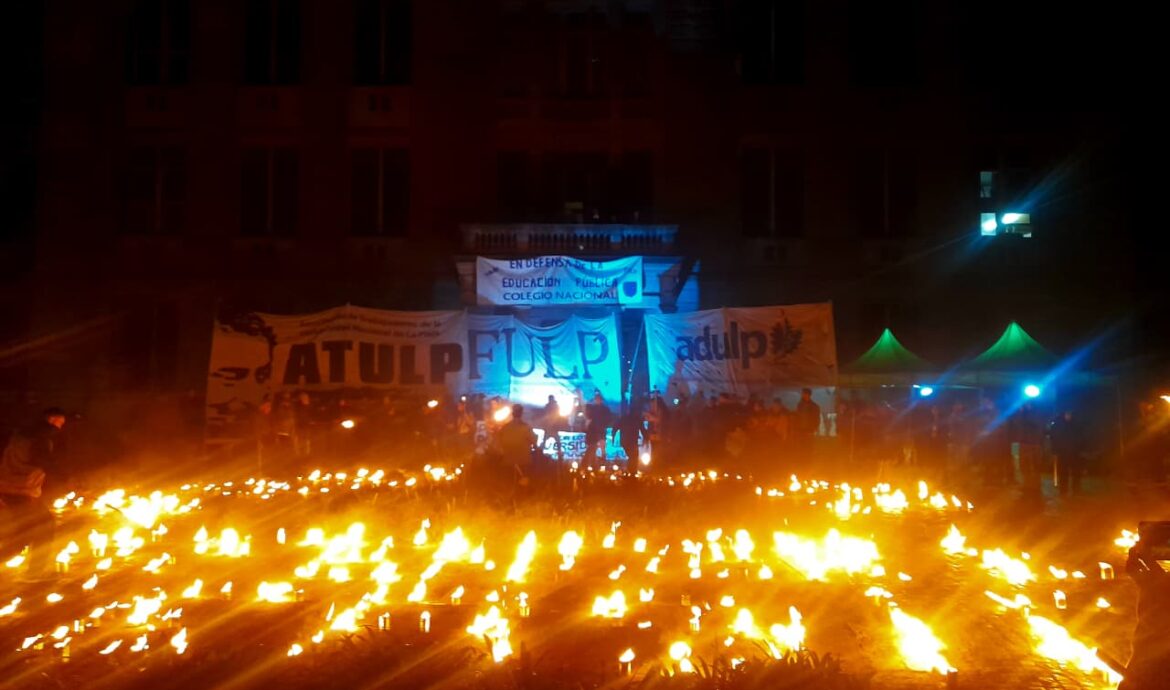 Masiva "Marcha de Antorchas" en defensa de las universidades públicas