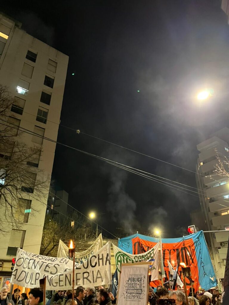 Masiva "Marcha de Antorchas" en defensa de las universidades públicas