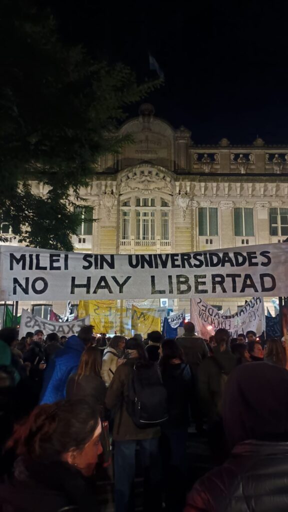 Masiva "Marcha de Antorchas" en defensa de las universidades públicas
