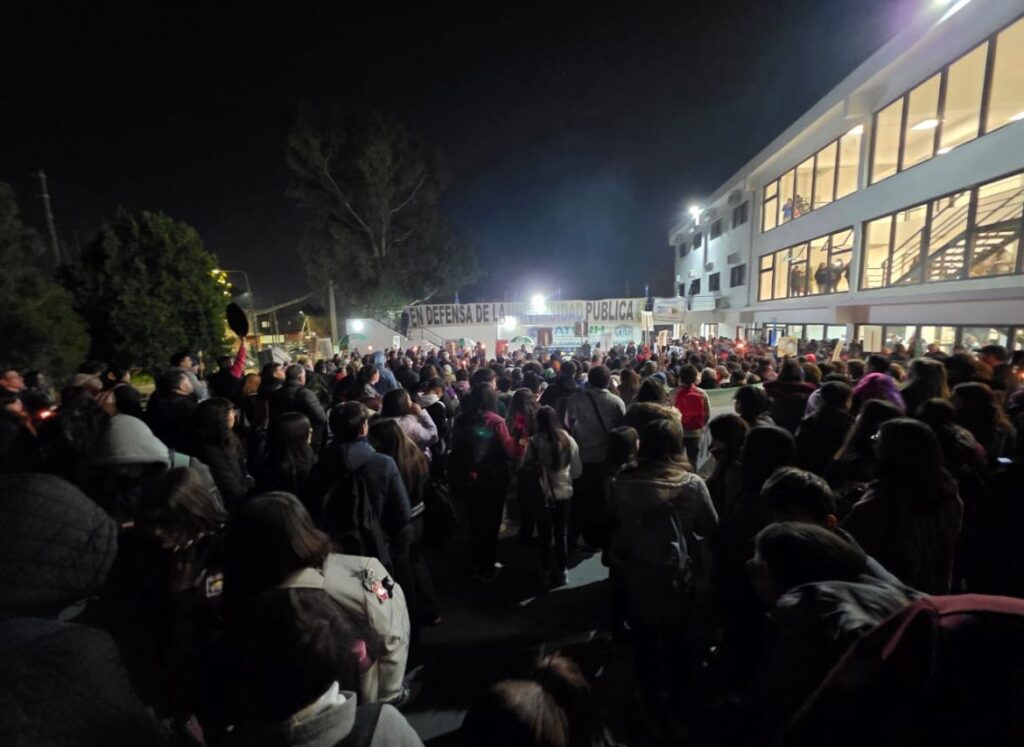 Masiva "Marcha de Antorchas" en defensa de las universidades públicas